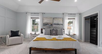 Large Newly Updated w/ 6 King Beds!FencedYard