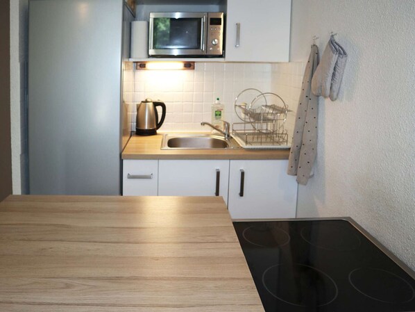 Fridge, microwave, oven