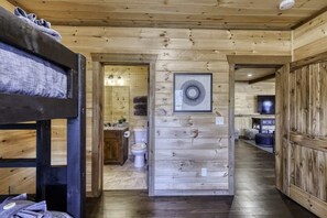 3 Schlafzimmer, Schreibtisch, Bügeleisen/Bügelbrett, WLAN