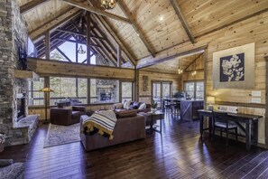 TV, peis og kontorer