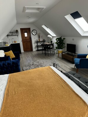 Room - Tranquil Loft Apartment Overlooking Countryside (Hailsham)