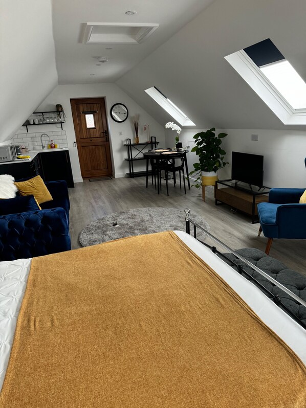 Apartment | 1 bedroom, free WiFi, bed sheets - Tranquil Loft Apartment Overlooking Countryside (Hailsham)