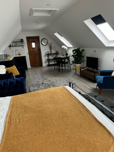 Tranquil Loft Apartment Overlooking Countryside