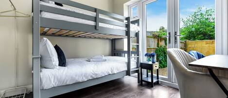 3 quartos, ferros/tábuas de passar roupa, Wi-Fi, roupa de cama