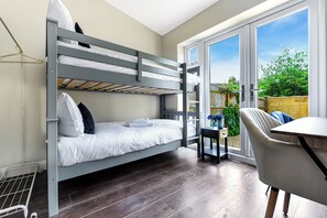 3 habitaciones, tabla de planchar con plancha, wifi y ropa de cama 