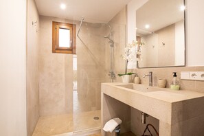Dusche, Haartrockner, Handtücher