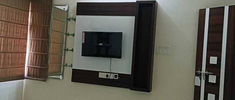 Desk, soundproofing, free WiFi, bed sheets