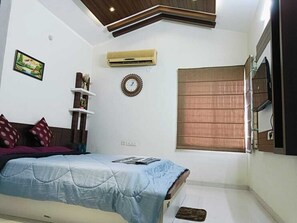 ห้องลักซ์ชัวรี่ดับเบิลหรือทวิน, วิวสวน | โต๊ะทำงาน, ห้องเก็บเสียง, Wi-Fi ฟรี, ผ้าปูที่นอน