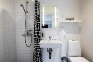 Habitación estándar doble | Baño | Ducha, secador de pelo, toallas y jabón