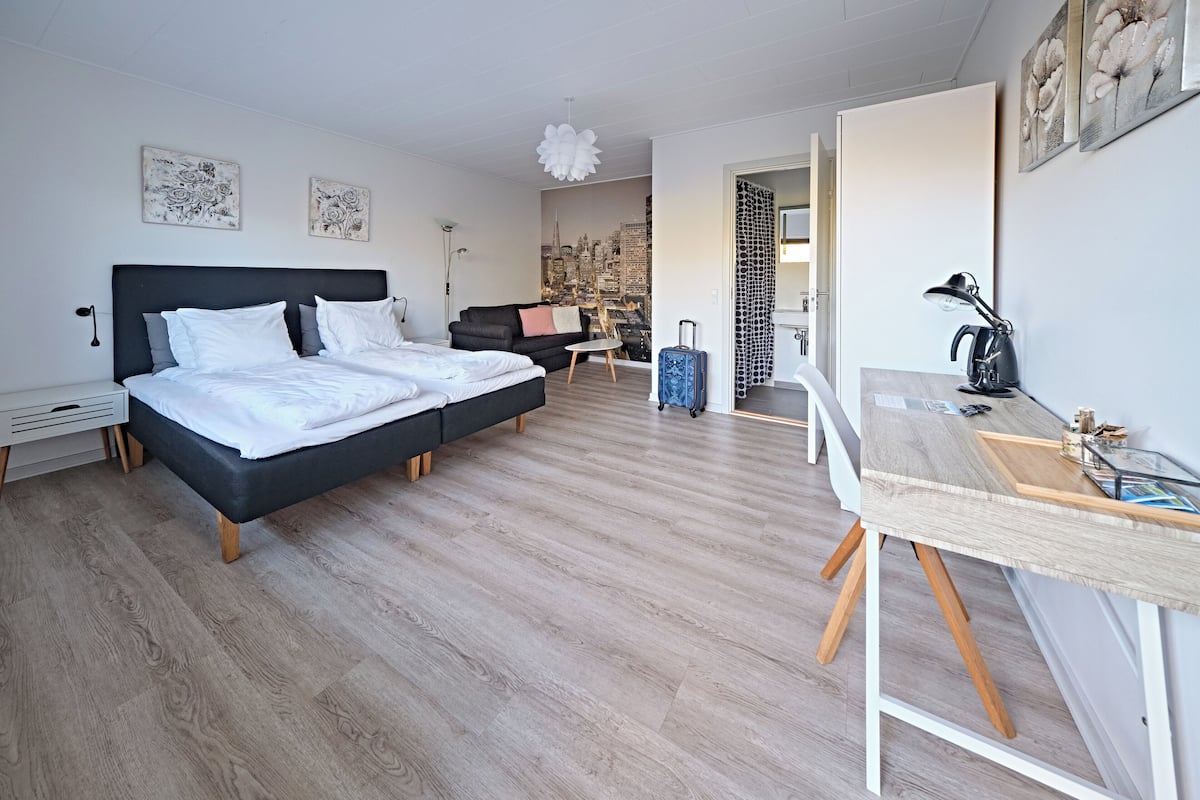1 habitación, ropa de cama hipoalergénica y escritorio