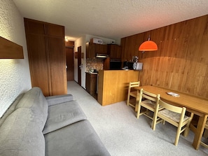 TV - Méribel Mottaret studio, ski and balcony, family-friendly (Méribel)