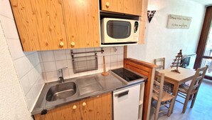 Private kitchen - Cozy studio for 4 with balcony, ideal in Valfréjus (Valfréjus)