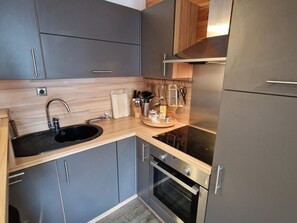 Kjøleskap, mikrobølgeovn, ovn og oppvaskmaskin