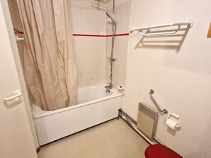 Bathroom - Cozy 2-room apt, 4 pax, center of Valfréjus, near ski lifts (Valfréjus)