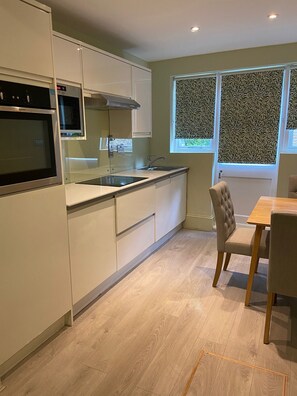 Huoneisto | Yksityinen keittiö | Jääkaappi, mikroaaltouuni, uuni, liesi