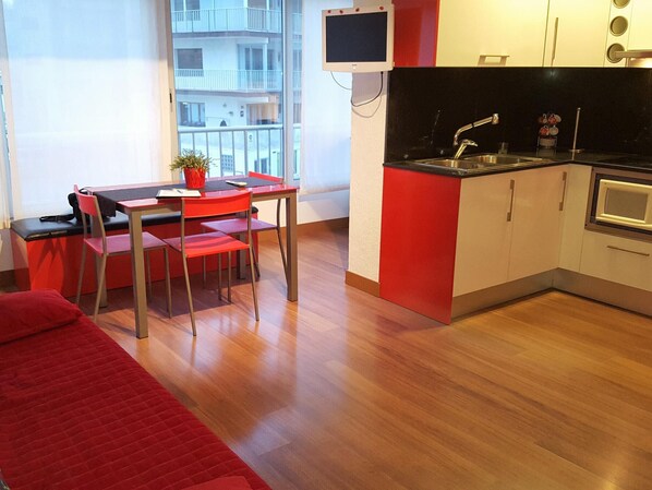 Fridge, microwave, stovetop, coffee/tea maker - Charming Studio with AC, 200m from Spacious Beach in Roses, Private Parking Included (Roses)