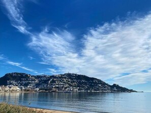 Beach - Charming Studio with AC, 200m from Spacious Beach in Roses, Private Parking Included (Roses)