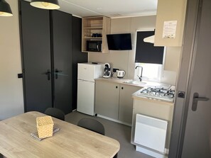 Classic Cottage, 2 Bedrooms | Private kitchen - Camping Ile du Roi (Triel-sur-Seine)