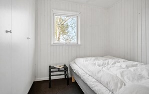 3 bedrooms, travel cot