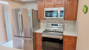 Geladeira, micro-ondas, fogão, cooktop