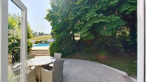 Outdoor dining - Rural house, private heated pool and plenty of space (Littlehempston)