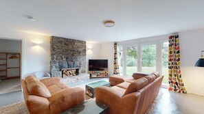 Smart-tv, eldstad och en stereo