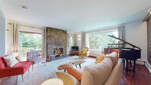 Smart TV, fireplace, stereo