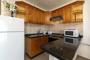 Fridge, microwave, oven, stovetop - Las Floritas 28 - Two Bed (Playa de las Americas)