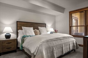 2 bedrooms, iron/ironing board, WiFi, bed sheets - Scenic Mountain Escape with Premium Amenities (Whitefish)