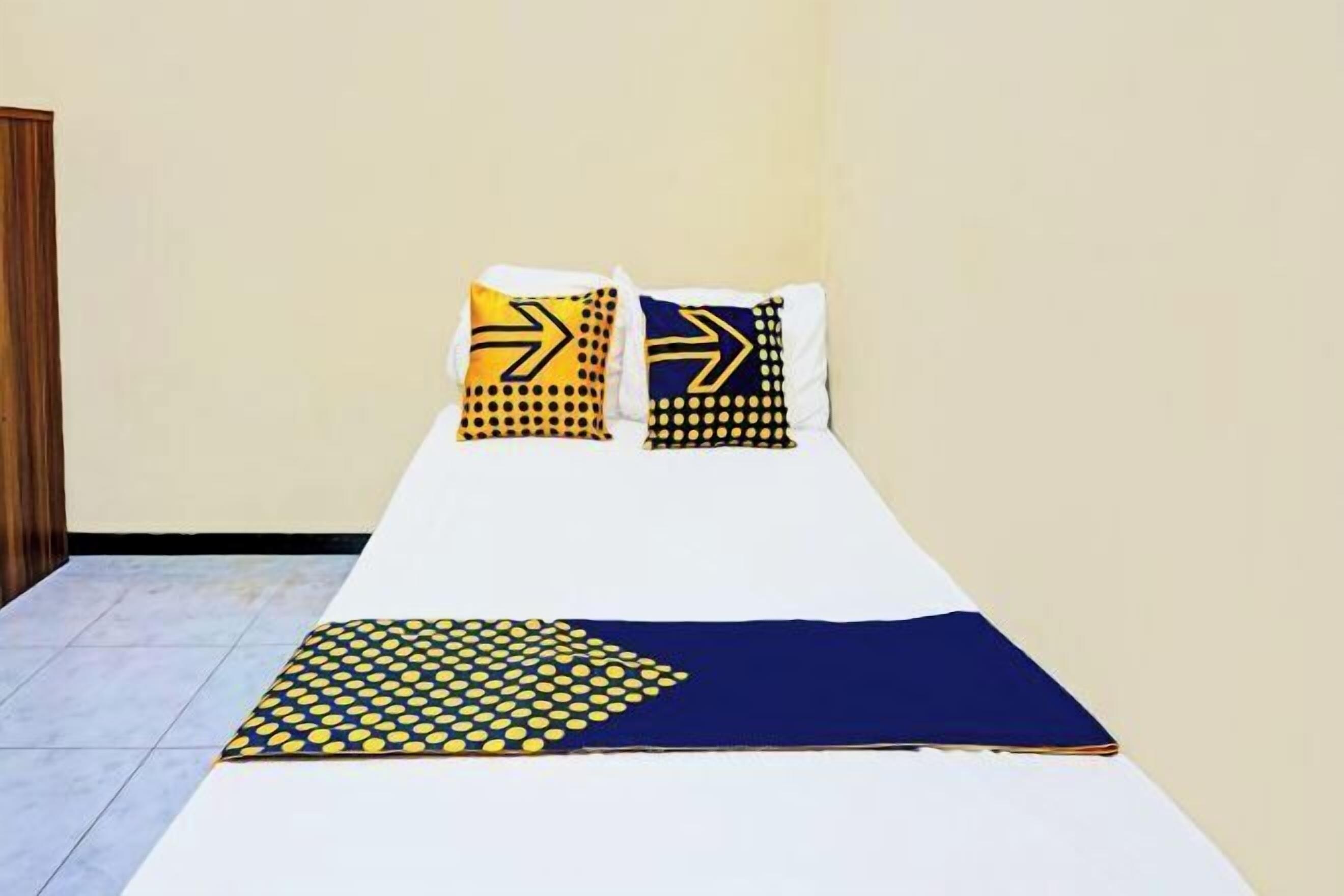 Laptop workspace, free WiFi, bed sheets