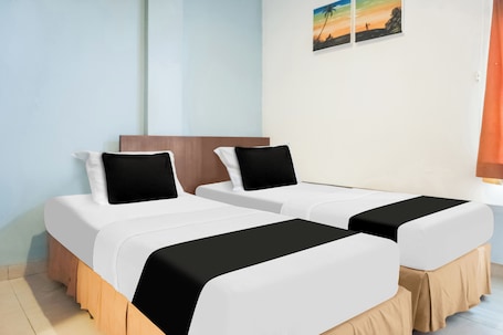 Deluxe Twin Room | Laptop workspace, free WiFi, bed sheets