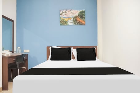 Espacio para trabajar con laptop, wifi gratis y ropa de cama