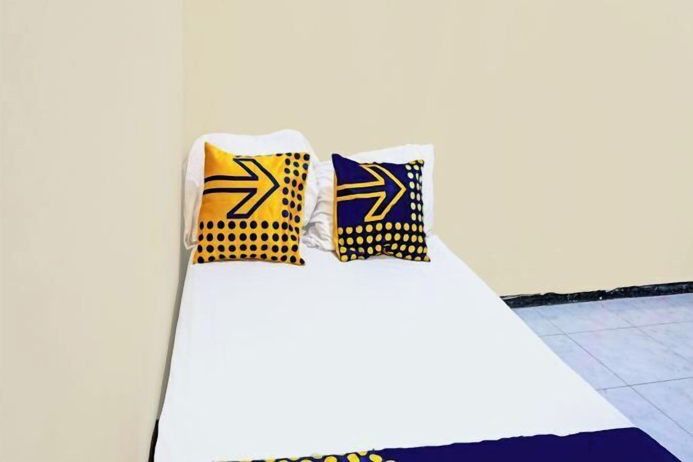 Laptop workspace, free WiFi, bed sheets