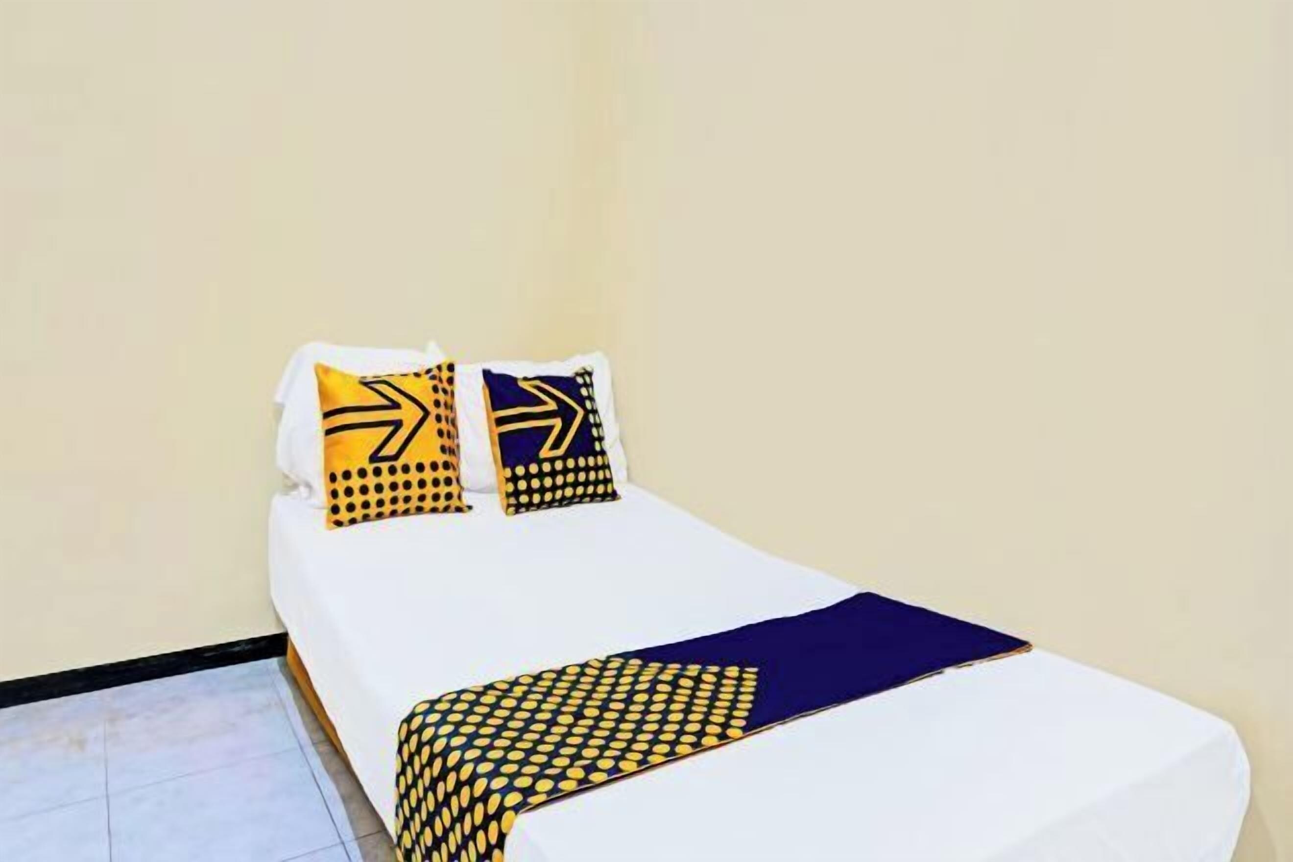 Laptop workspace, free WiFi, bed sheets