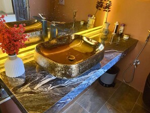 Séchoir à cheveux, serviettes fournies, savon, shampooing