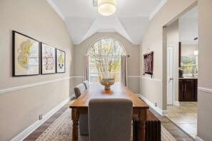 Dining - Eclipse · Artist Retreat @ Cypress Creek | Hotub | Sleeps 9 (Cedar Park)