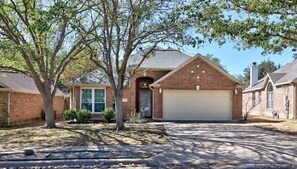 Exterior - Eclipse · Artist Retreat @ Cypress Creek | Hotub | Sleeps 9 (Cedar Park)