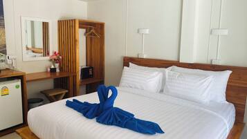 Villa junior, vista parcial al mar | Caja de seguridad en la habitación y wifi gratis