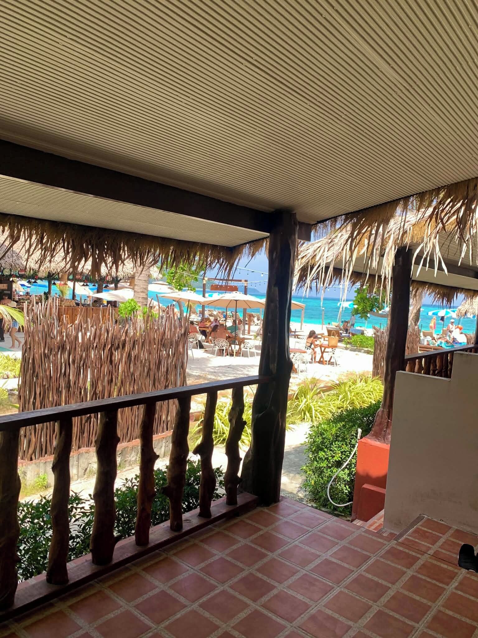 Villa Junior, vista mare parziale | Parco della struttura