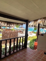 Villa junior, vistas parciales al mar | Jardines del alojamiento