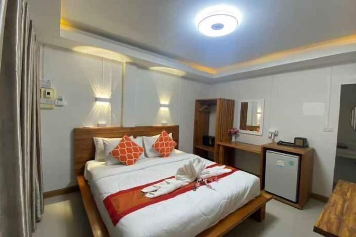 In-room safe, free WiFi