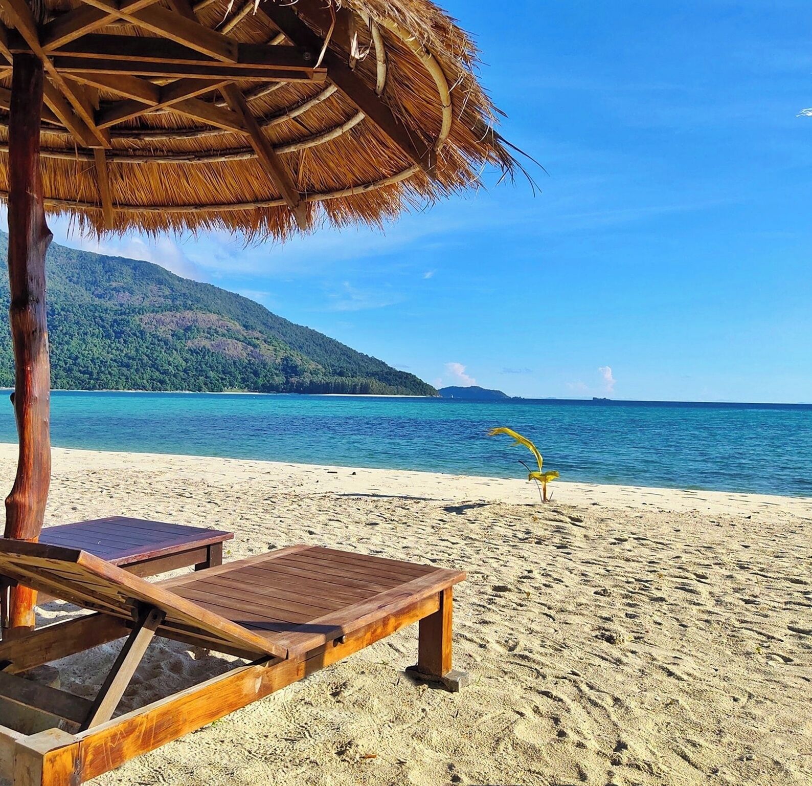 Ubicación a pie de playa, arena blanca y bar en la playa