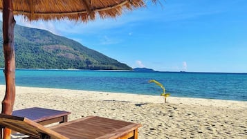 Ubicación a pie de playa, arena blanca y bar en la playa