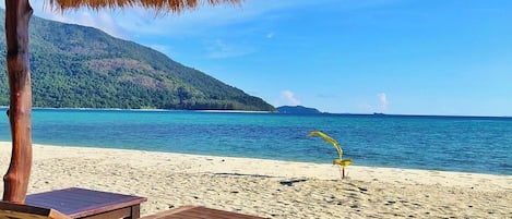 På stranden, hvit sand og strandbar
