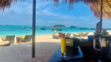 På stranden, vit sandstrand och strandbarer