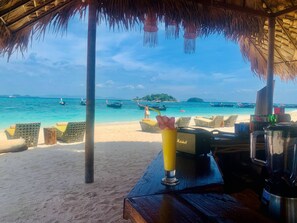 Am Strand, weißer Sandstrand, Strandbar