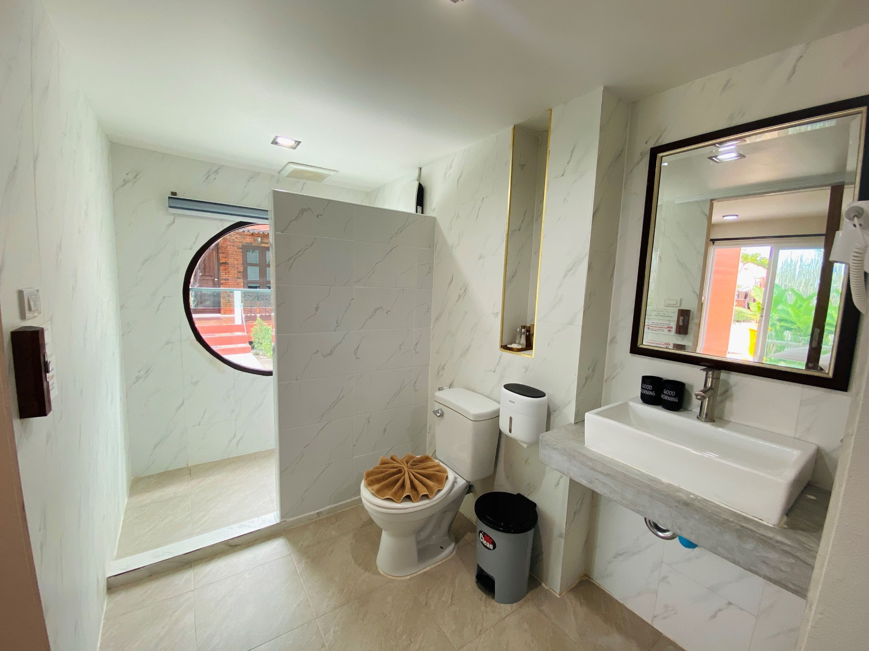 Dusch, hårtork, tofflor och handdukar