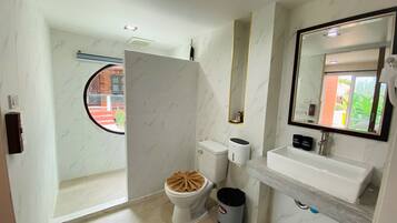 Dusch, hårtork, tofflor och handdukar