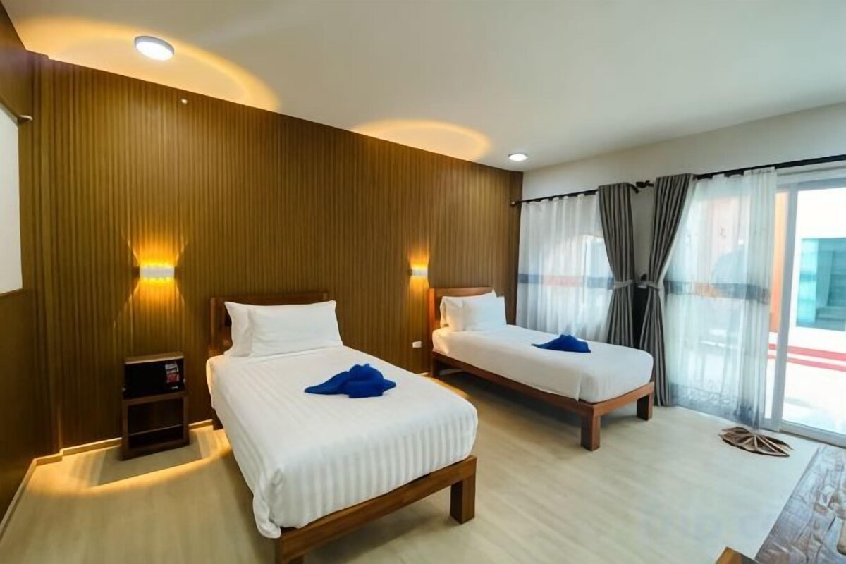 In-room safe, WiFi (free)