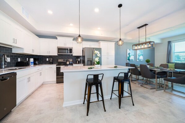 冷蔵庫、電子レンジ、オーブン、コンロ